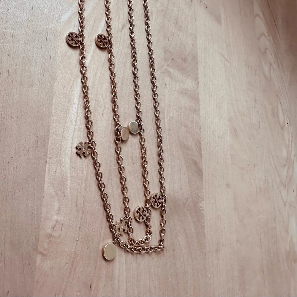 Tory Burch - Logo Charm Gold Rosary Necklace - Picture 3 of 8